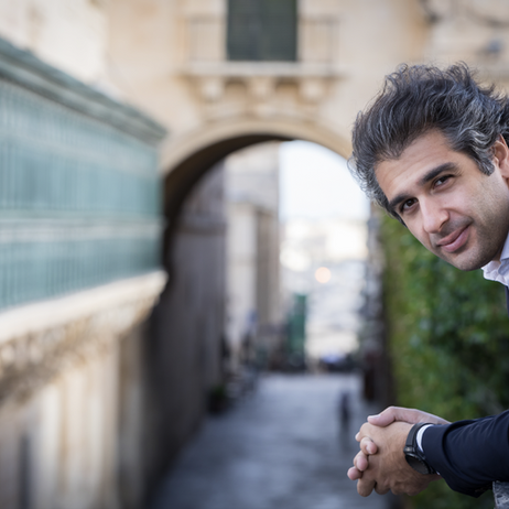 Հասարակության մեծ զանգված Սերգեյ Սմբատյանին ընդունում է իր ժամանակների արվեստի հերոս