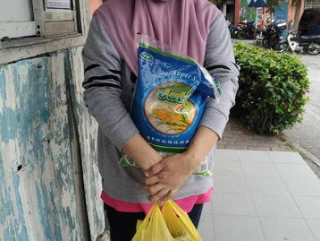 Bantuan makanan kepada keluarga asnaf di Putra Heights.(PKP FASA 1).