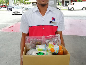 Sedekah makanan & peti ais kepada keluarga asnaf.