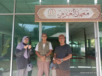 Sedekah makanan kepada murid-murid di tahfiz di Hulu Yam.