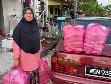 SEDEKAH MAKANAN KEPADA MANGSA BANJIR DI KG.BUKIT LANCONG.