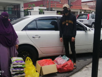 sumbangan jubah dan makanan kepada 150 orang pelajar tahfiz rawang.