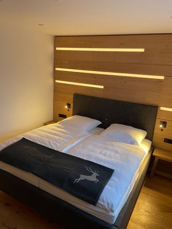 Schlafzimmer mit gemütlicher, indirekter Beleuchtung