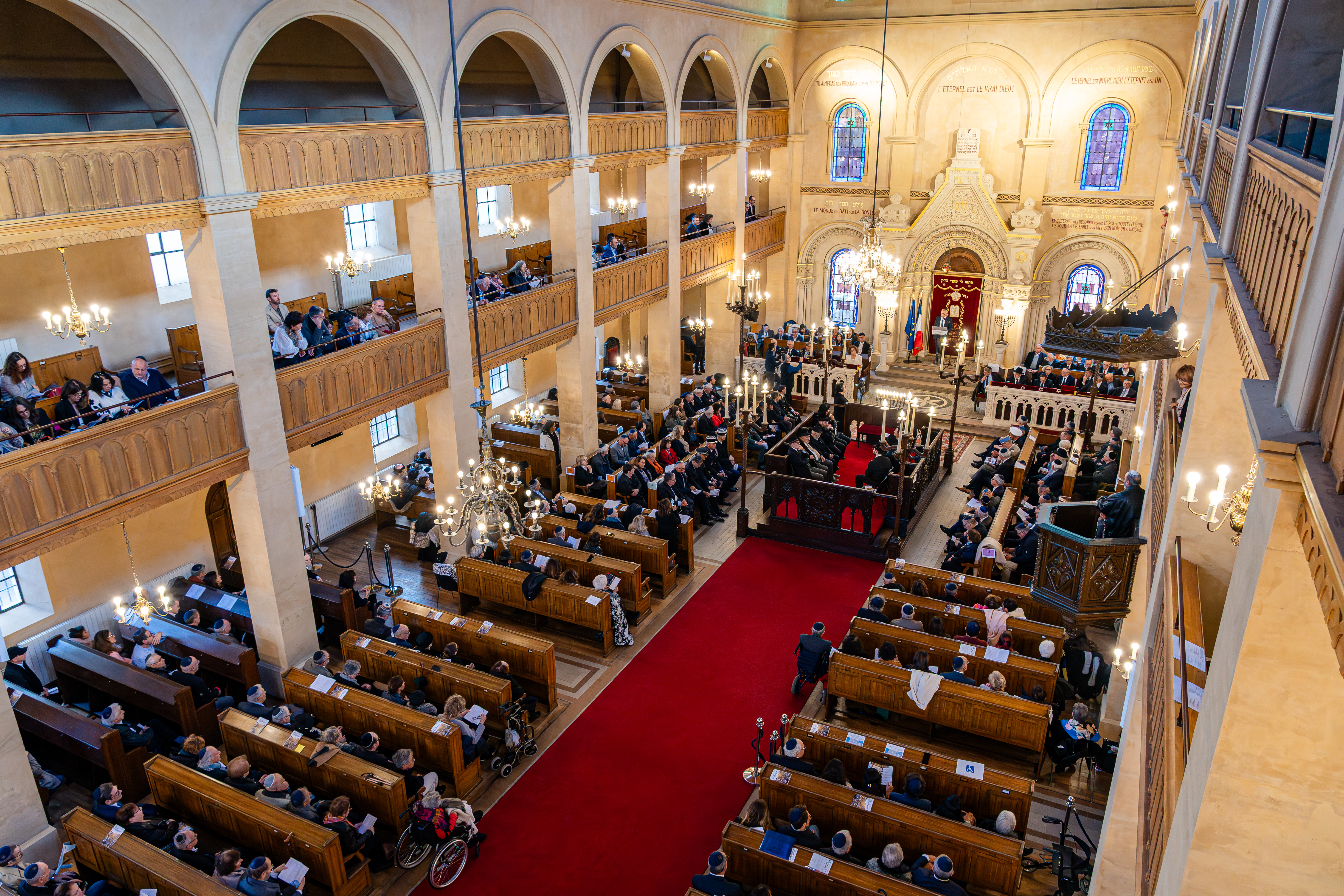 La synagogue au printemps, cerisiers en fleurs