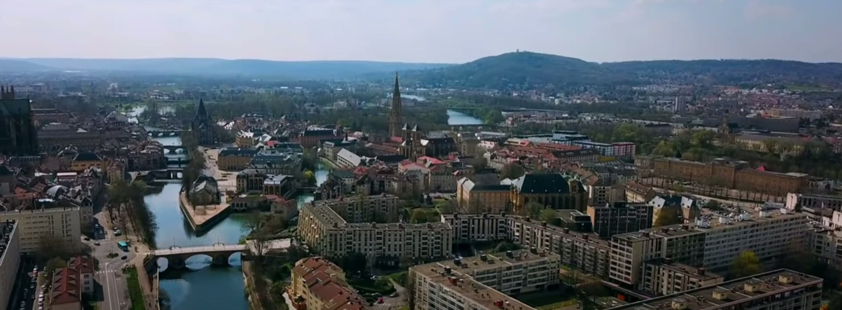 Vue aérienne de Metz, la cathédrale et la Moselle