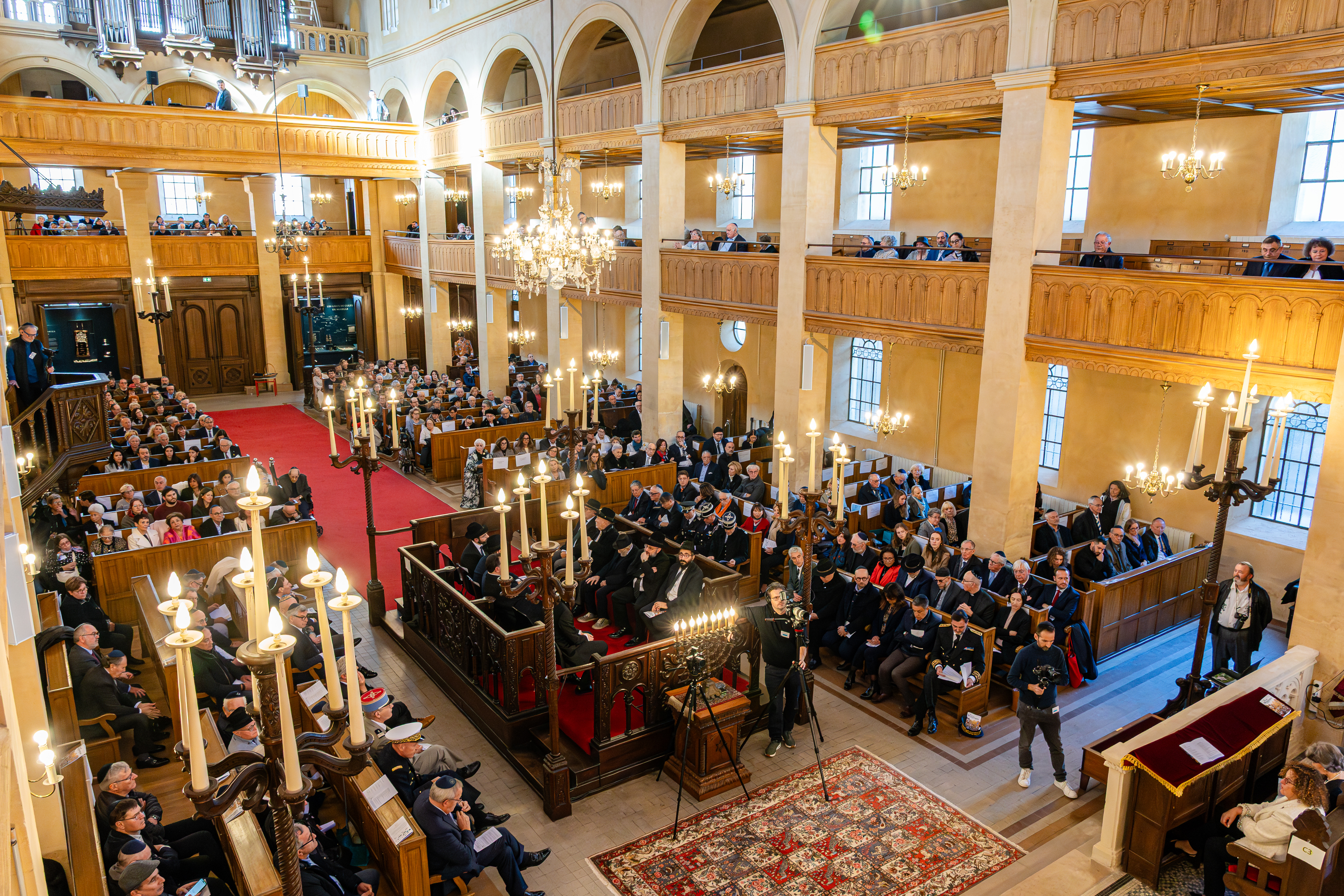 Vue plongeante sur l'assemblée réunie dans la nef