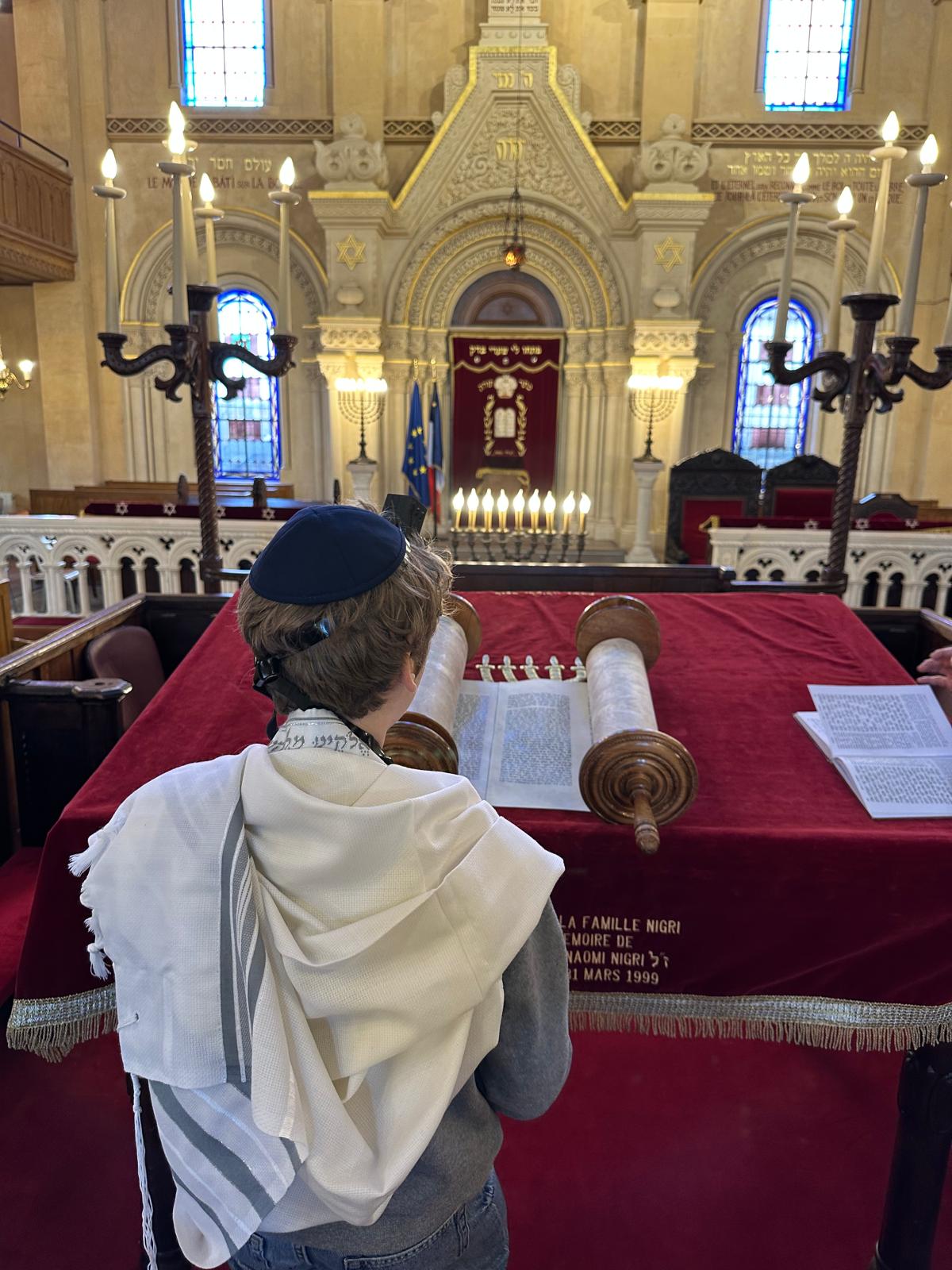 Jeune garçon lisant la Torah pour sa Bar Mitzvah
