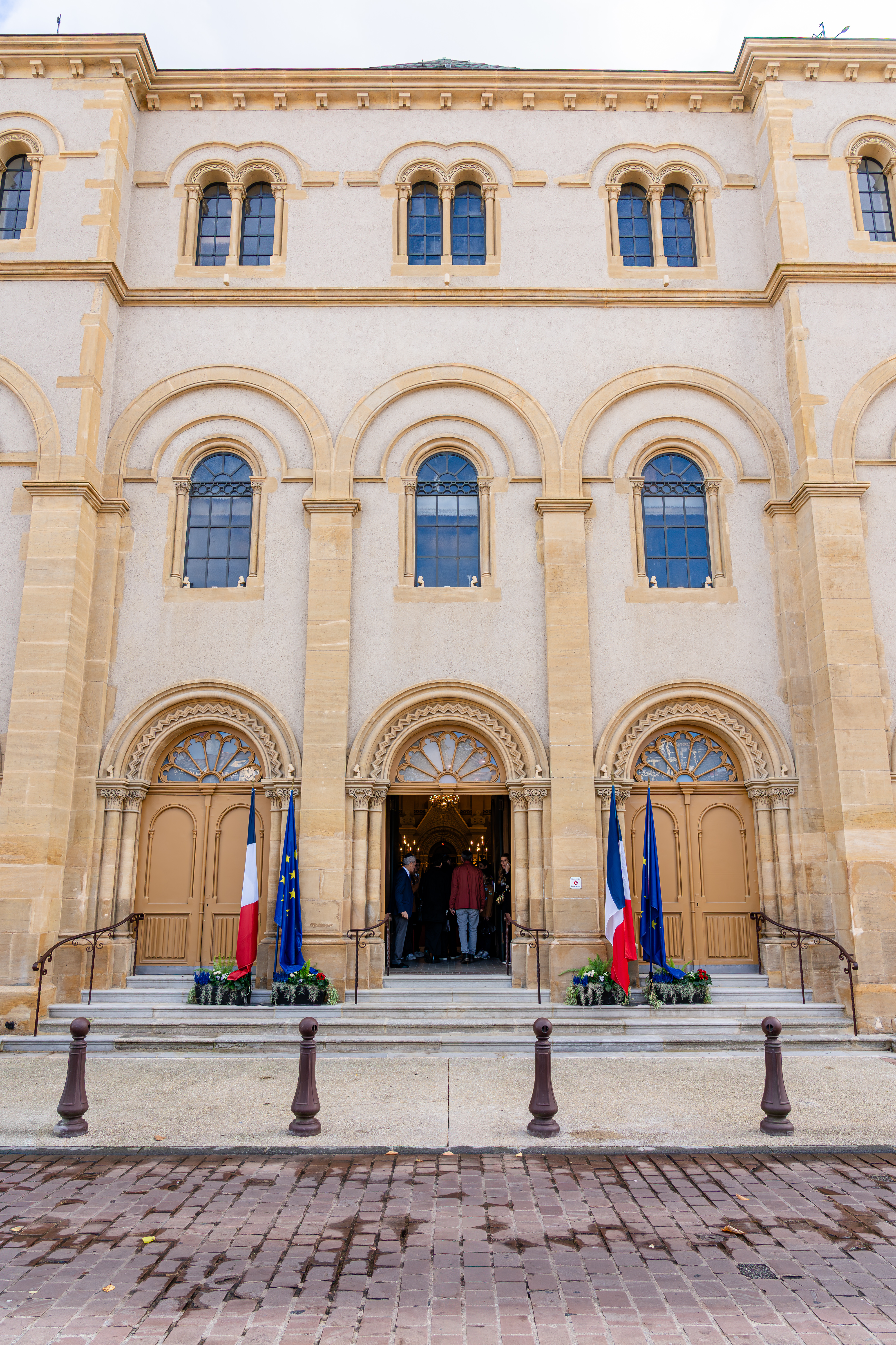 La façade principale de la Grande Synagogue de Metz, portes ouvertes