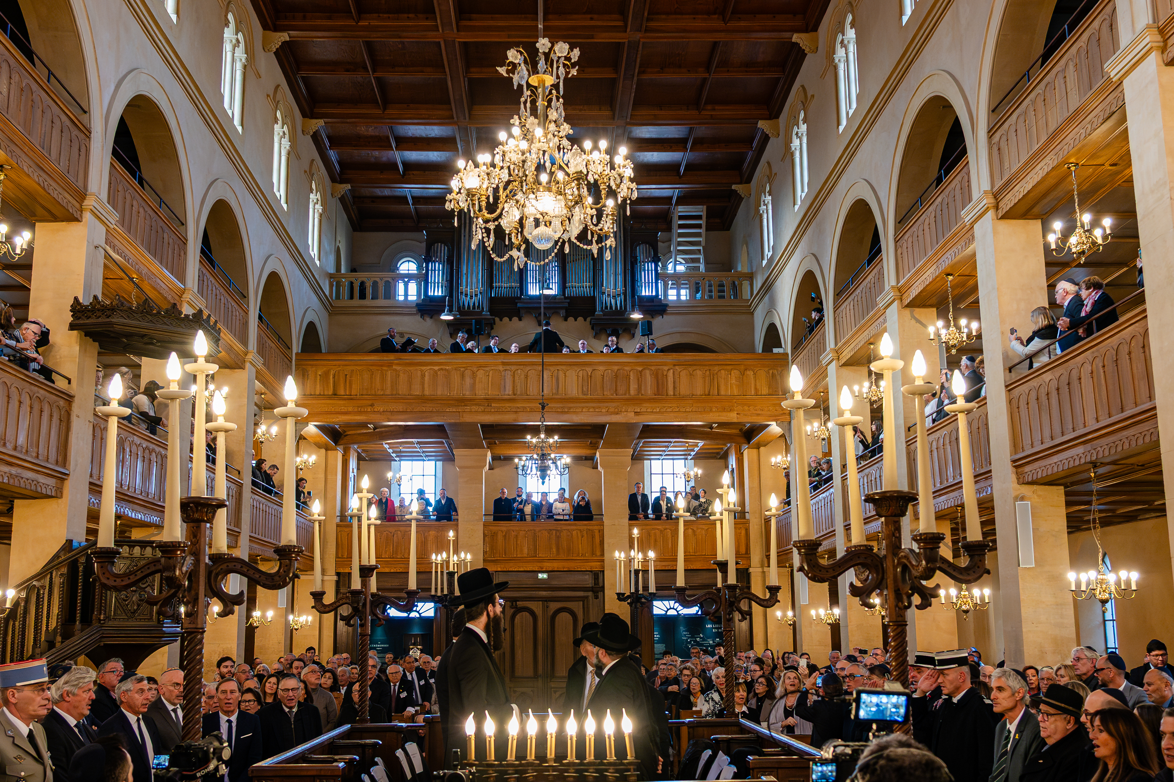 La nef vue des galeries pendant un office, chandeliers allumés
