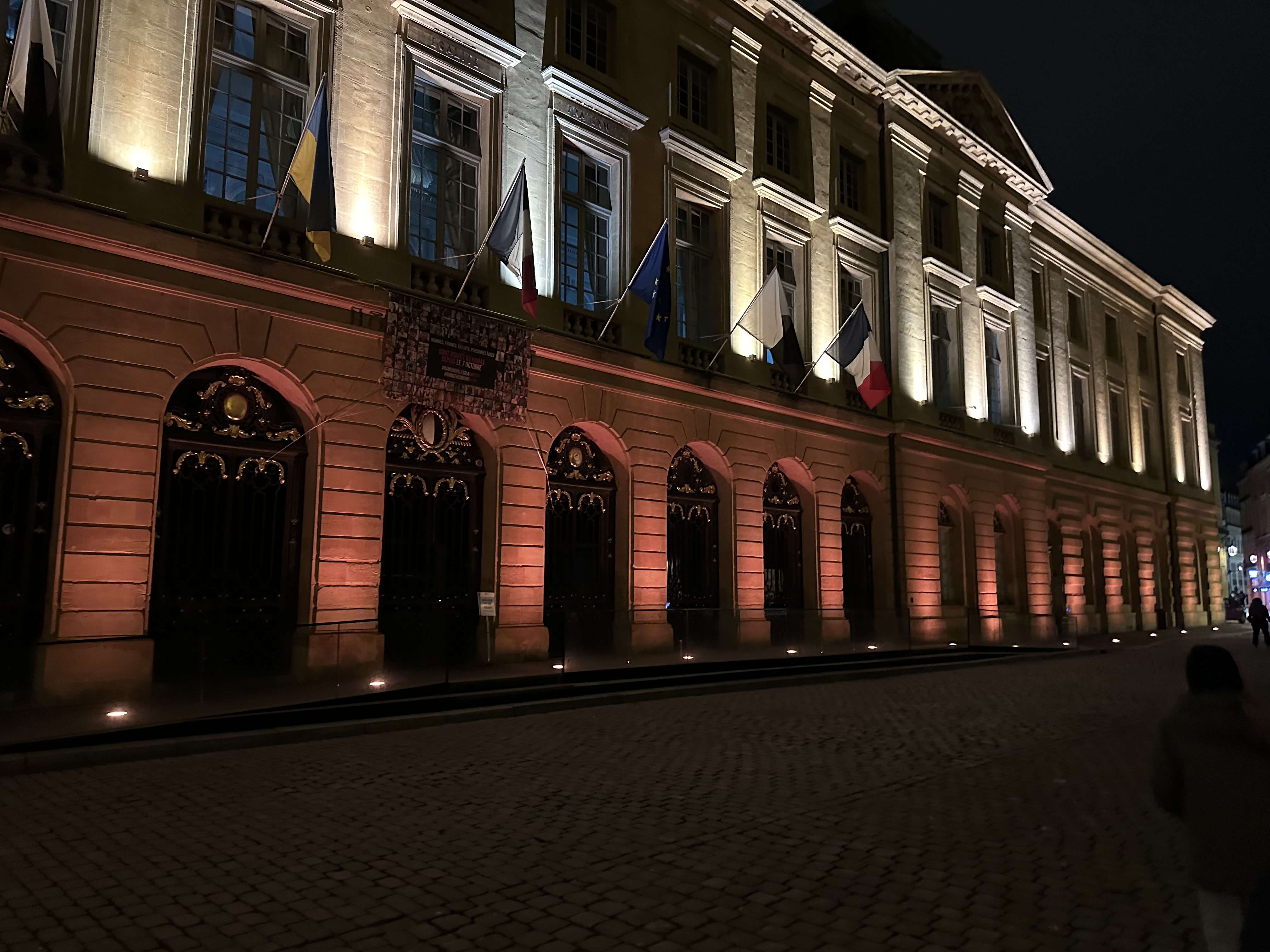 Hôtel de ville de Metz illuminé en orange pour la famille Bibas