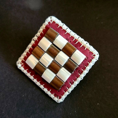 Miniature : Pin's Gisou composés de perles en verre Liyuki Tila brodées sur liège