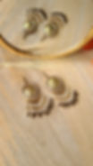 Grandes boucles d'oreilles très légère collection Champagne brodées autour de plaques de Muselet par V.Lafaurie Créations