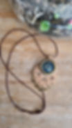 Collier réglable collection Champagne capsule couleur pétrole brodée sur liège ajouré