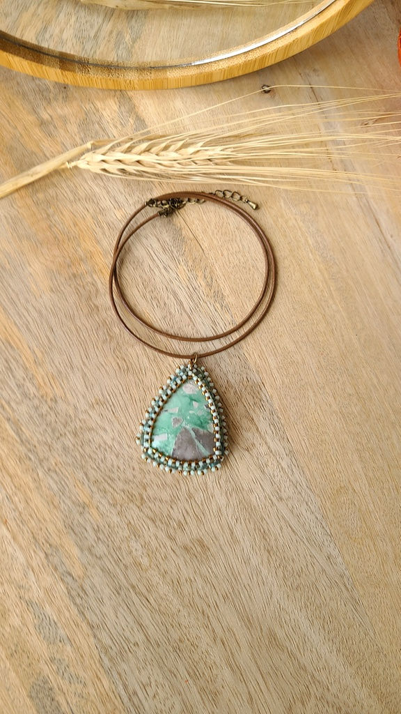 Miniature : Colliers réglable cordon de cuir pendentif variscite d'Australie brodé de perles à l'aiguille