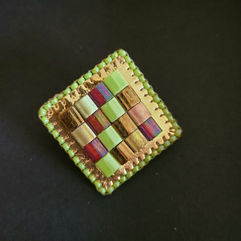 Miniature : Pin's Gisou composés de perles en verre Liyuki Tila brodées sur liège