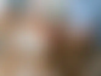 Ortopedista examinando o joelho de paciente em consultório