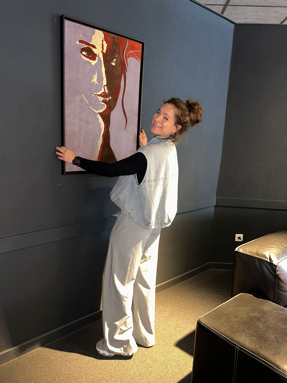 Thumbnail: Maartje van Berkel hangt een schilderij op bij Health City Oisterwijk 