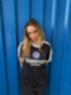 Blondes Mädchen in schwarzen kurzarm Trikot von Pottoriginale mit dem Aufdruck "Ruhrpott asozial"