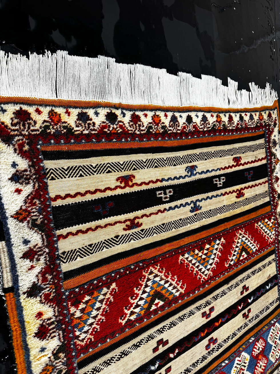 Handmade vs. Machine-Made Rugs Spotting the Difference
