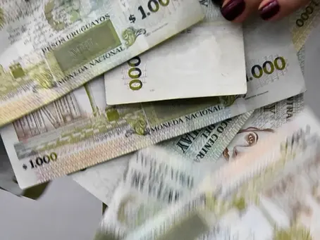 BCU ajusta los encajes bancarios para impulsar la desdolarización y el uso de pesos