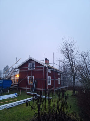 Rødt hus med stillas under perfekt bolig prosjekter