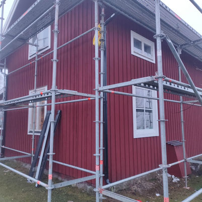 Rødt hus med stillas fra et Perfekt Bolig prosjekt
