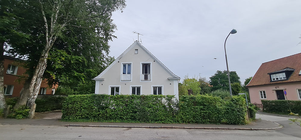 House with green hedges, student housing