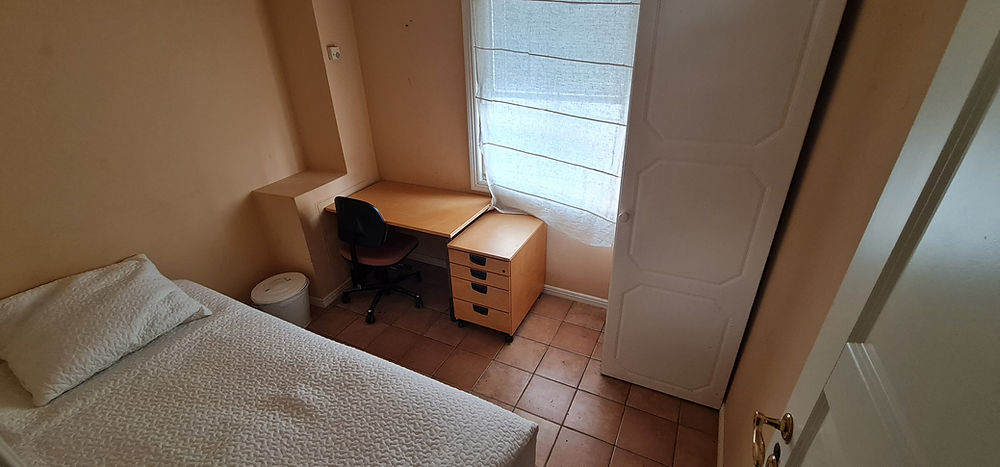Student housing bedroom in Lund with bed, desk, and wardrobe.
