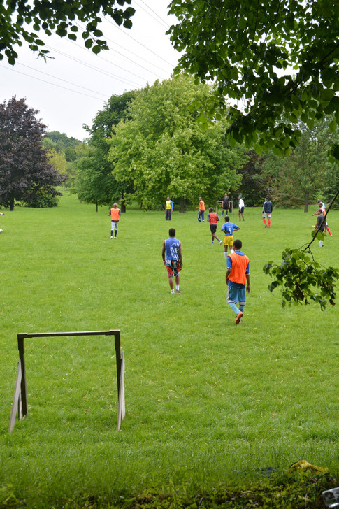 Match de foot dans le parc