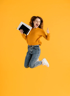 retrato-mujer-joven-saltando-sosteniendo-libros.jpg