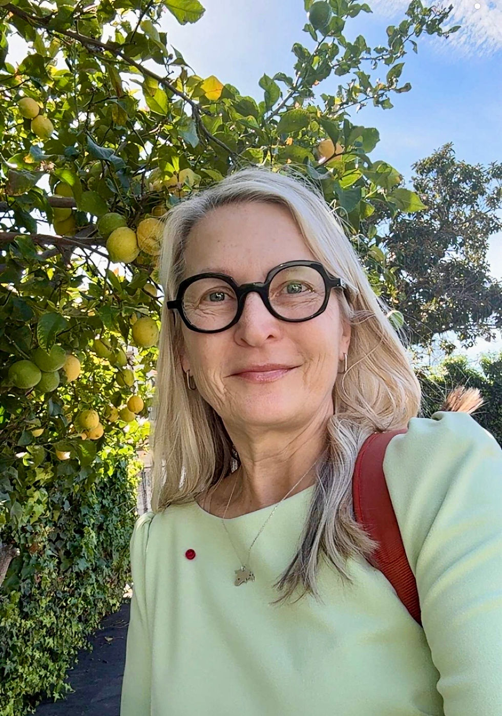 KESKUS projekti juht Ellen Valter Los Angelese Eesti Maja õuel oleva sidrunipuu juures