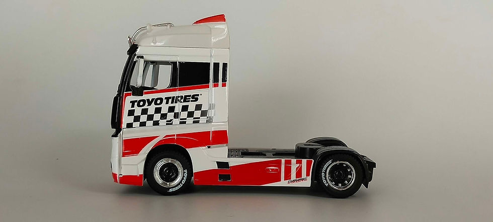 Miniatura: Camión Cabeza Mercedes Benz Actros Toyotires (Burago) Blanco 1/32