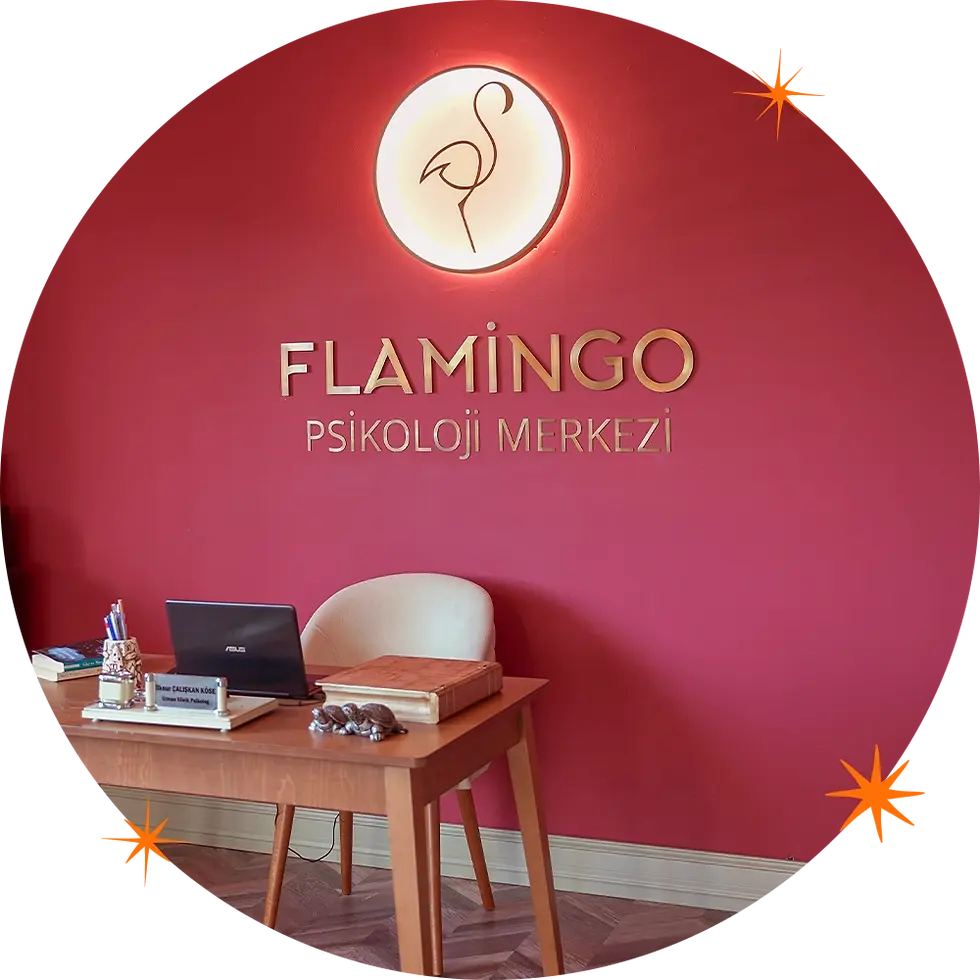Flamingo Psikoloji Merkezi yazılı tabelanın önünde masa ve sandalye, Tavsiye Benden.