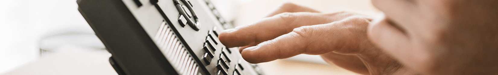 Parmak klavyede yazıyor, eller ve tuşlar yakın çekim. Tavsiye Benden