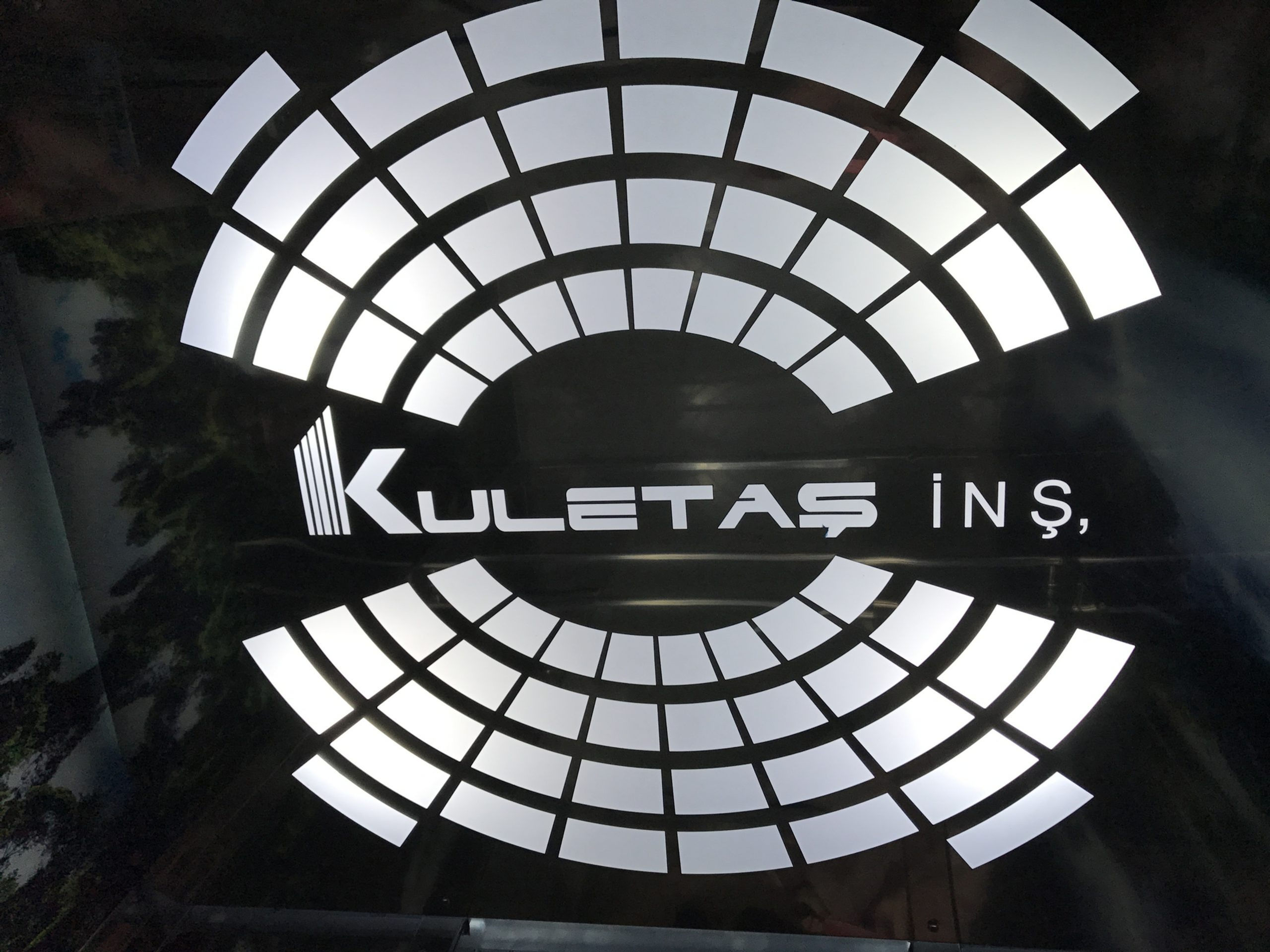 KULETAŞ İNŞ logo beyaz renkli tasarımla, modern ve şık bir tasarım. Tavsiye Benden