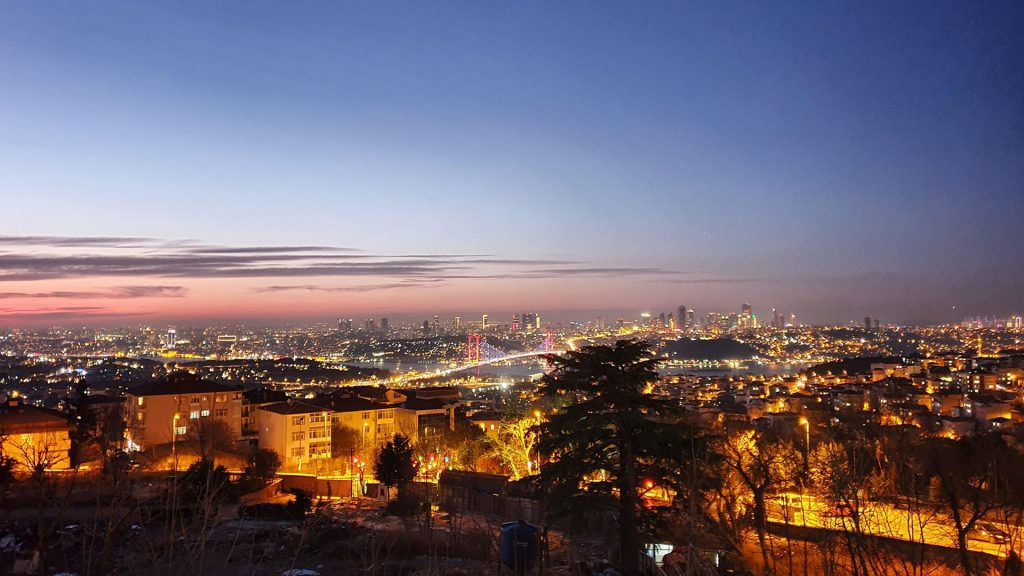 Gece İstanbul manzarası, köprü ve şehrin ışıkları, Tavsiye Benden.