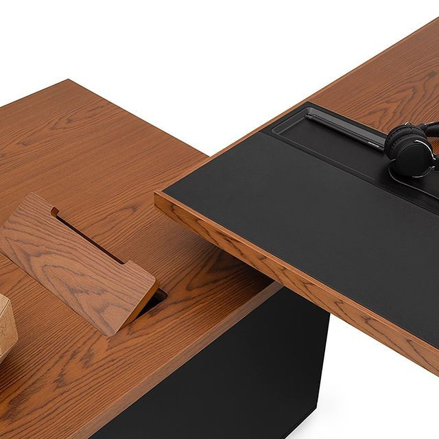 Ahşap desenli iki masa, siyah detaylar, modern tasarım, ofis veya ev kullanımı. Tavsiye Benden