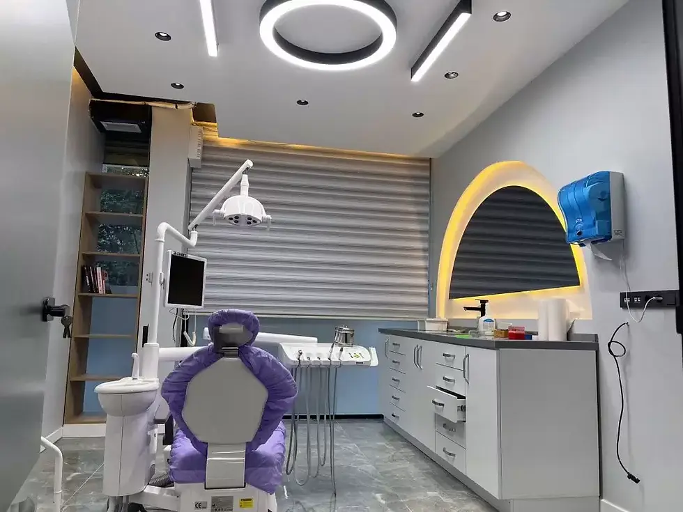 Küçük resim: Modern diş kliniği iç görünümü, beyaz dolaplar ve mor sandalye, aydınlatma. Tavsiye Benden