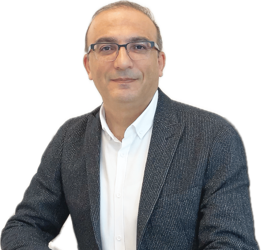 Gözlüklü ve ceketli bir adamın portresi, gülümseyen ifadesi, Tan Sağlıklı Yaşam Merkezi Yorumları.