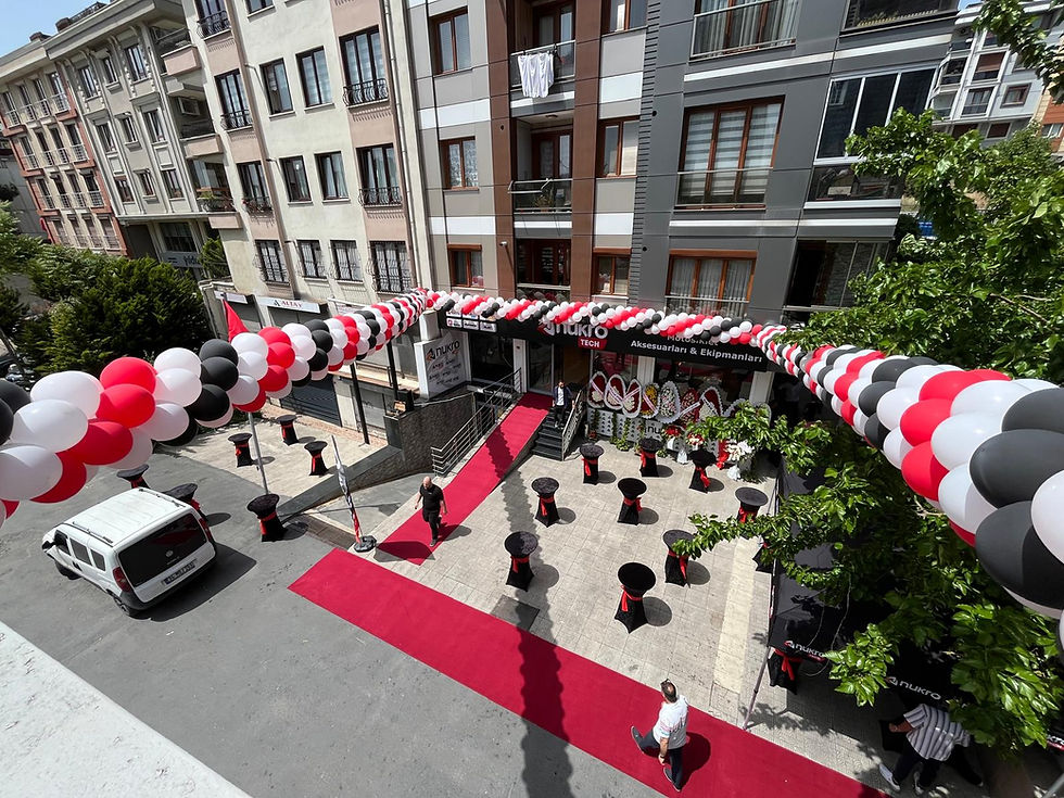 Kırmızı halı ve balonlarla süslenmiş bina girişi, açılış etkinliği, cinseldunya.com Yorumları.