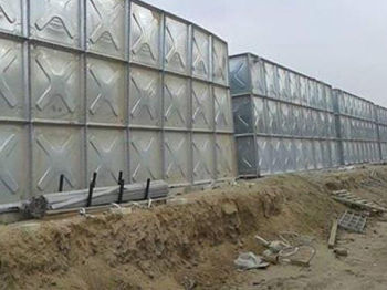 Yan yana sıralı metal su tankları, büyük bir depolama alanı oluşturuyor. Tavsiye Benden