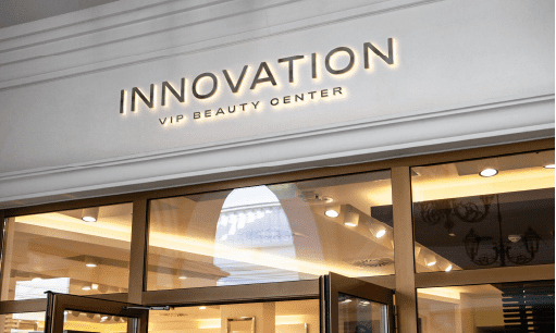Küçük resim: Innovation VIP Beauty Center yazısı, parlayan tabela ve cam kapılar. Tavsiye Benden
