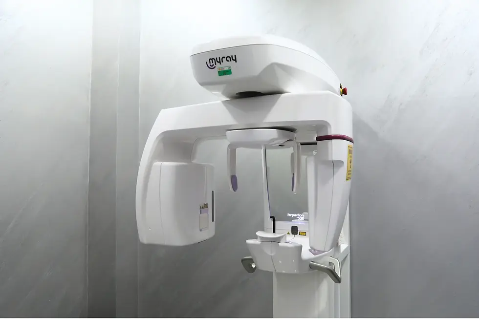 Küçük resim: Diş kliniklerinde kullanılan panoramik röntgen cihazı, beyaz renkli, detaylı çekim yapan cihaz.