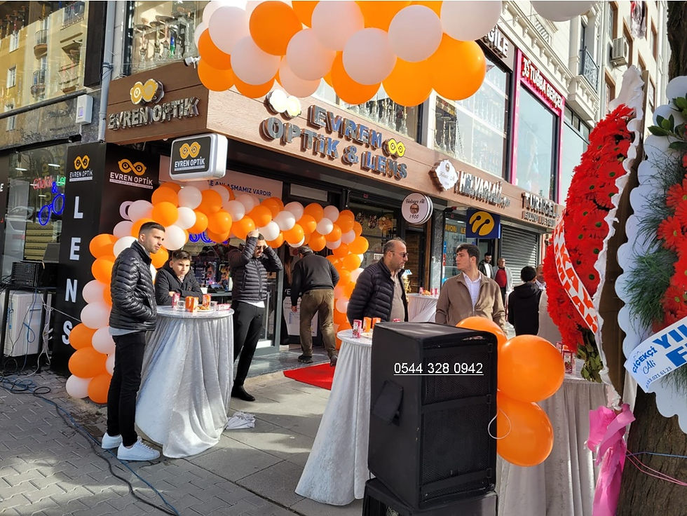 Mağaza açılışı, Eynen Optik & Gözlük tabela ve turuncu balonlar, insanlarla dolu, Tavsiye Benden