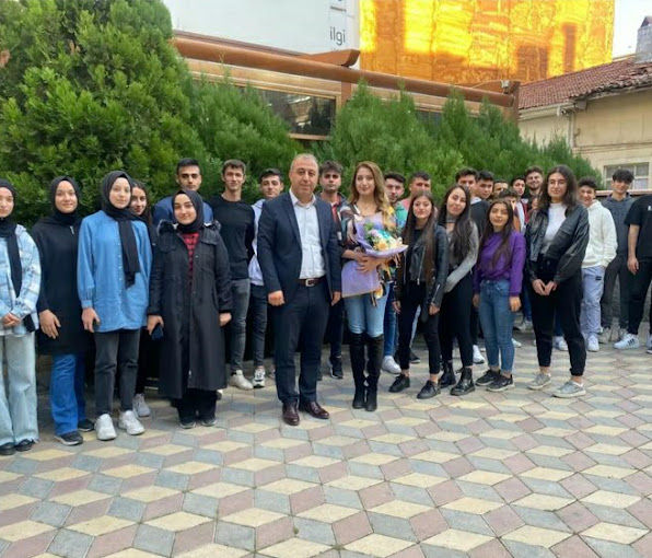 Öğrenciler ve öğretmenler, Vadi İnşaat Yapı Yorumları, okul bahçesinde poz veriyor, Tavsiye Benden.