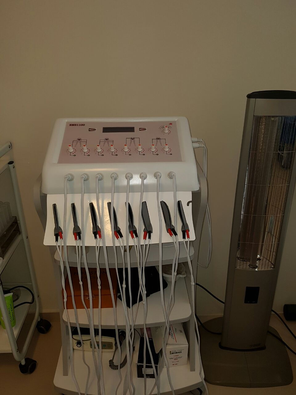 Diş klinik cihazları, düzenlenmiş aletler, KLC Klinik Yorumları, diş hekimliği ekipmanları, tedavi odası.