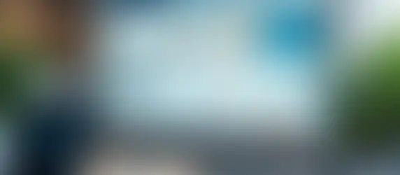 Dashboard digital exibindo indicadores de gestão pública com gráficos coloridos e métricas em tela de computador