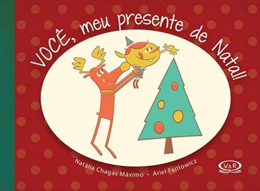 Capa do livro. Uma rena segura uma criança e a suspende para ajudá-la a colocar a estrela no topo da árvore de Natal.