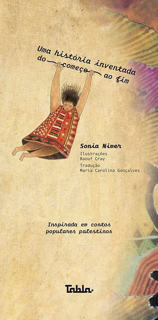 Uma menina com um vestido estampado se pendura nas letras que apresentam o título do livro.
