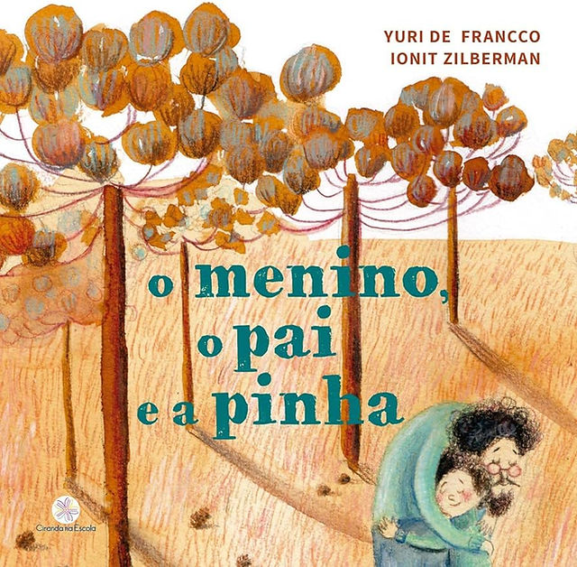 Um menino abraça o pai carinhosamente. Ambos estão à frente de uma paisagem composta por árvores de pinha.